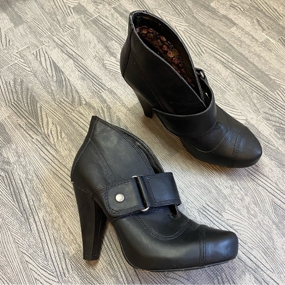 Seychelles Black Leather Heeled Buckle Booties - Picture 1 of 12